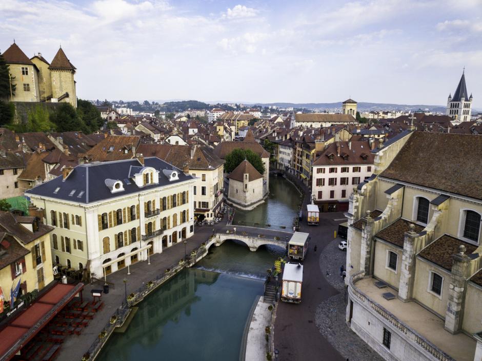 Vista aérea del casco antiguo de Annecy y su castillo medieval