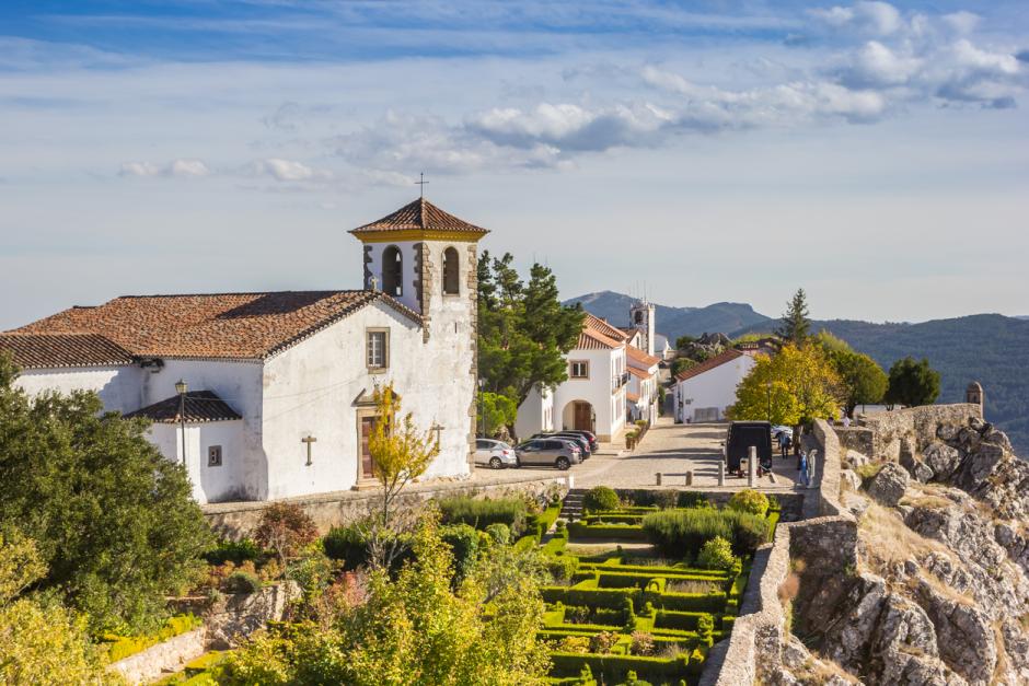 Iglesia de Santa María en lo alto de la roca en Marvao