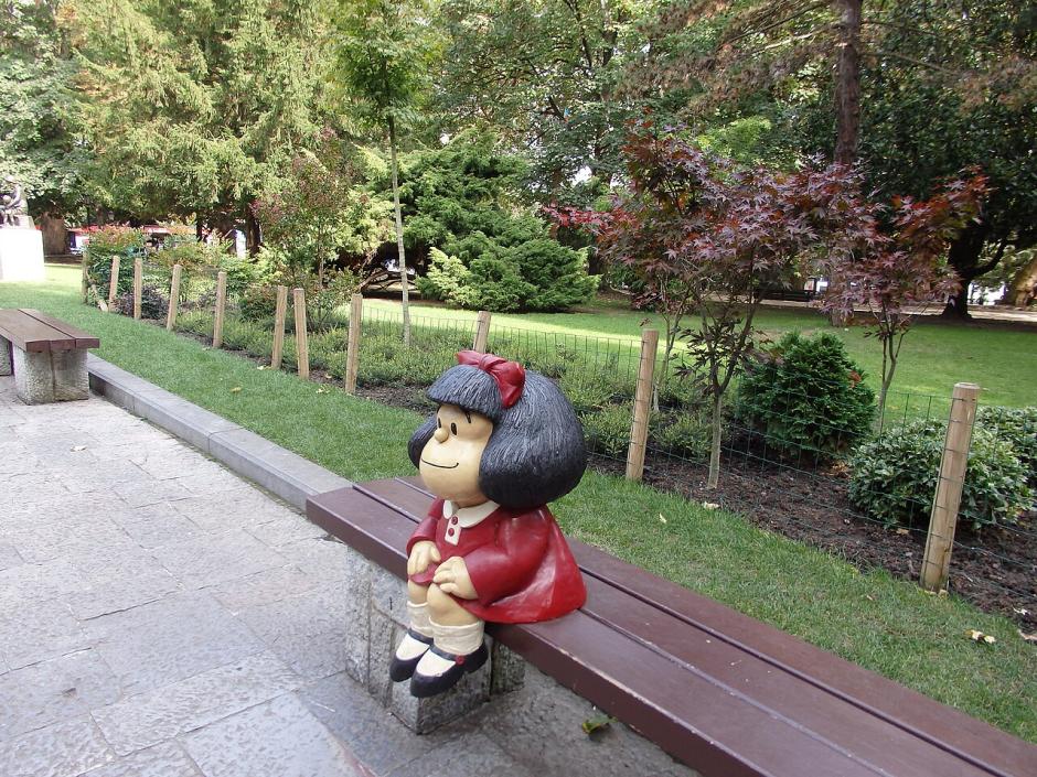 La famosa estatua de "Mafalda" en un banco del Parque San Francisco