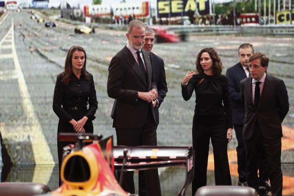Los Reyes con la presidenta de la Comunidad de Madrid, Isabel Díaz Ayuso, y el alcalde de Madrid, José Luis Martínez-Almeida