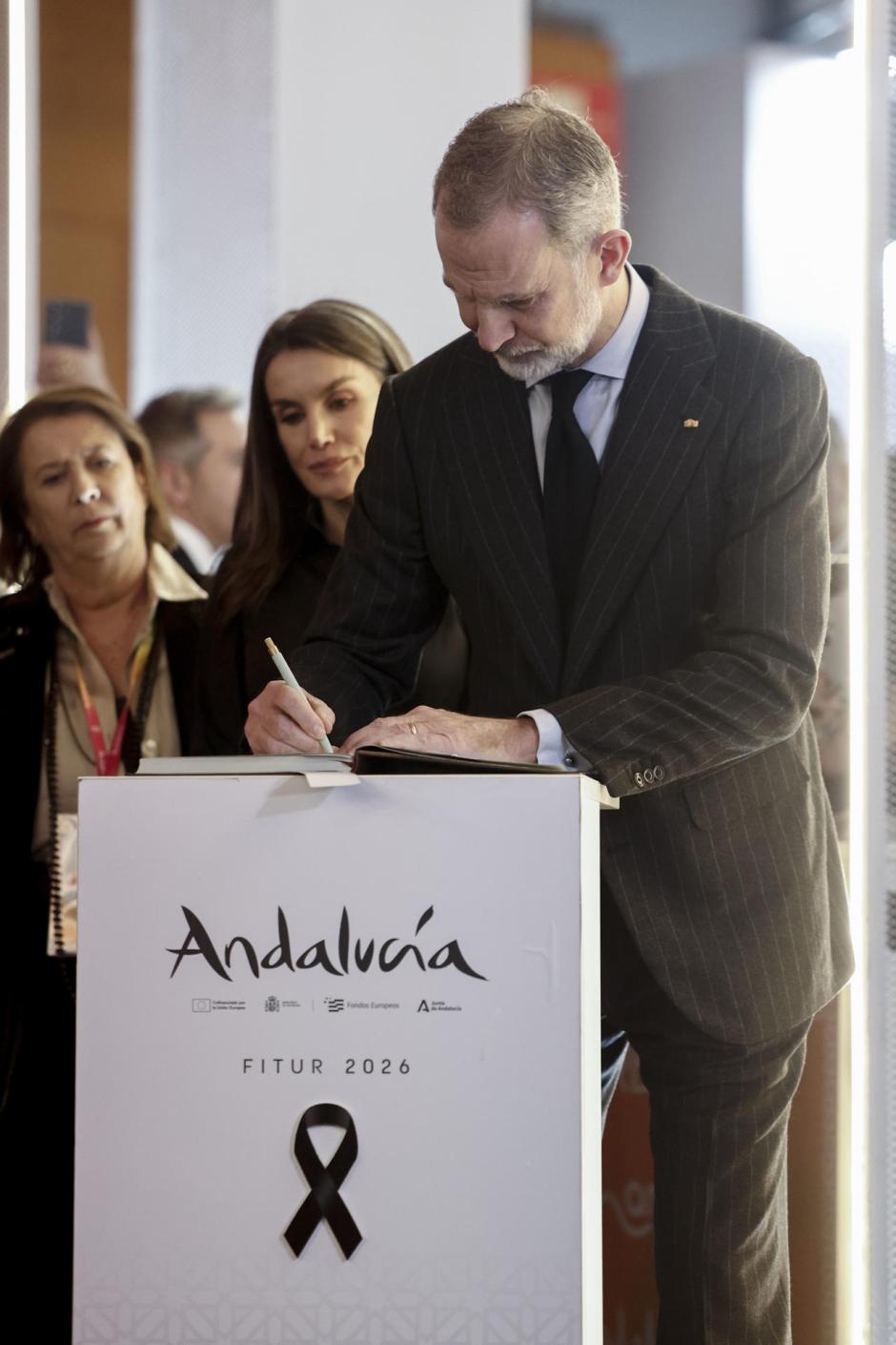 Don Felipe escribe en el Libro de Pésames del stand de Andalucía