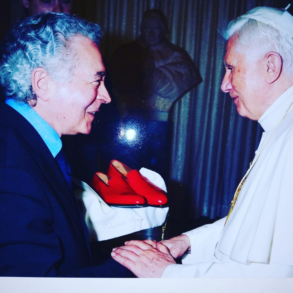 Stefanelli entregando los icónicos zapatos rojos a Benedicto XVI