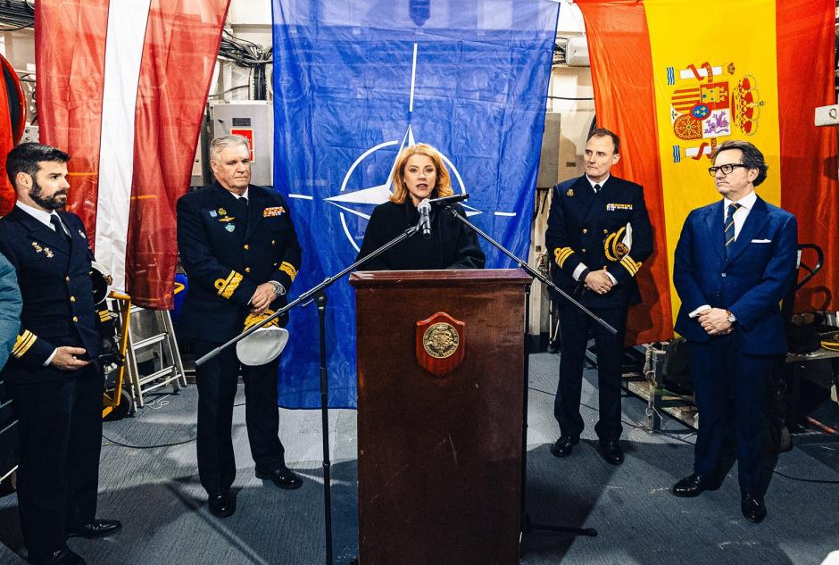 La primera ministra de Letonia, Evika Siliņa, durante su visita a la fragata española F-102
