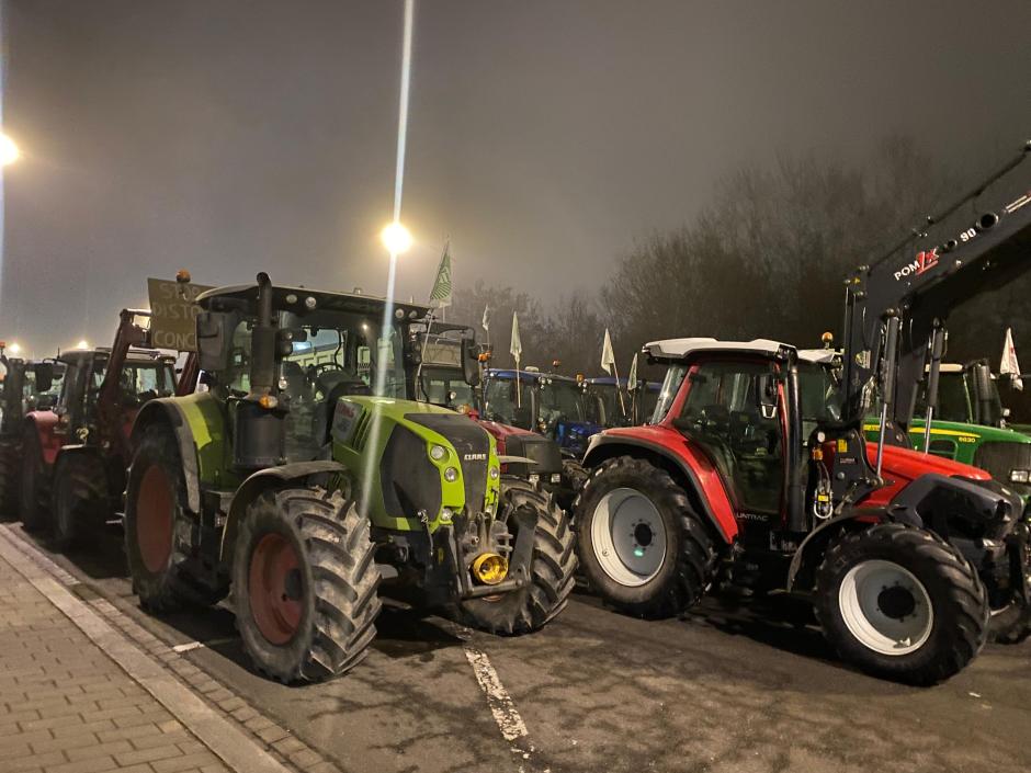 Hilera de tractores hacen noche a las puertas del Parlamento Europeo, en Estrasburgo