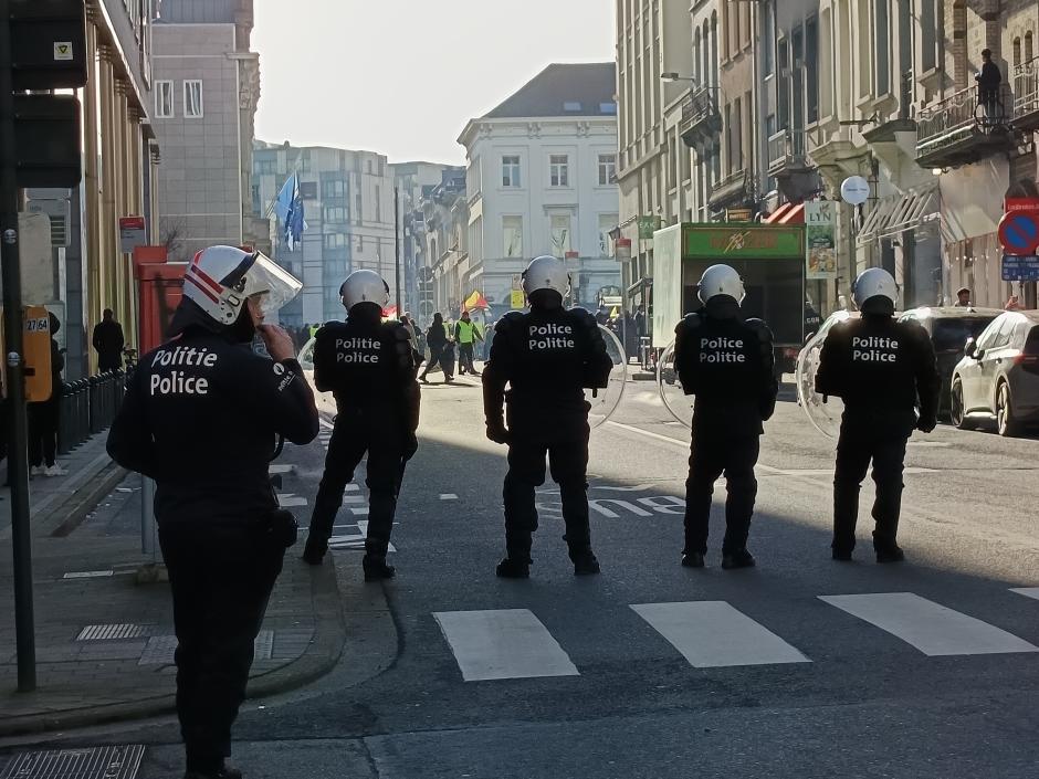 Policía belga controla este miércoles una manifestación en Bruselas