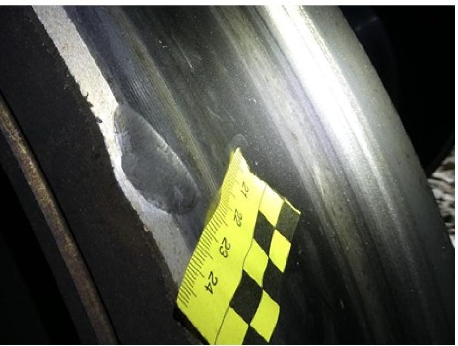 Muesca presente en la rueda derecha del eje 19 del tren de Iryo (coche 5, primera rueda, segundo bogie)