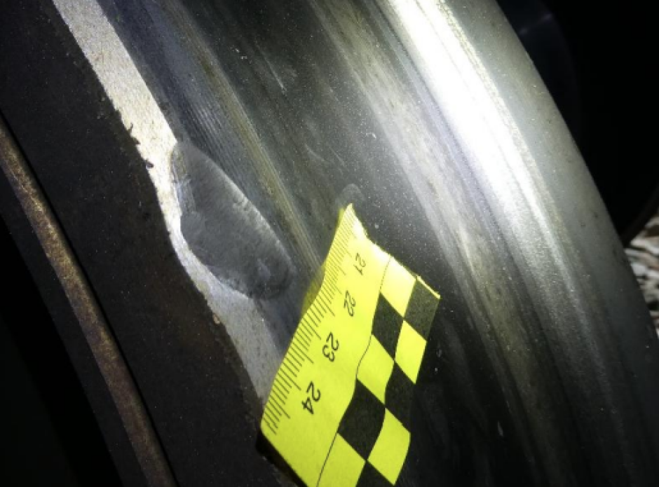 Muesca presente en la rueda derecha del eje 19 del tren de Iryo (coche 5, primera
rueda, segundo bogie).