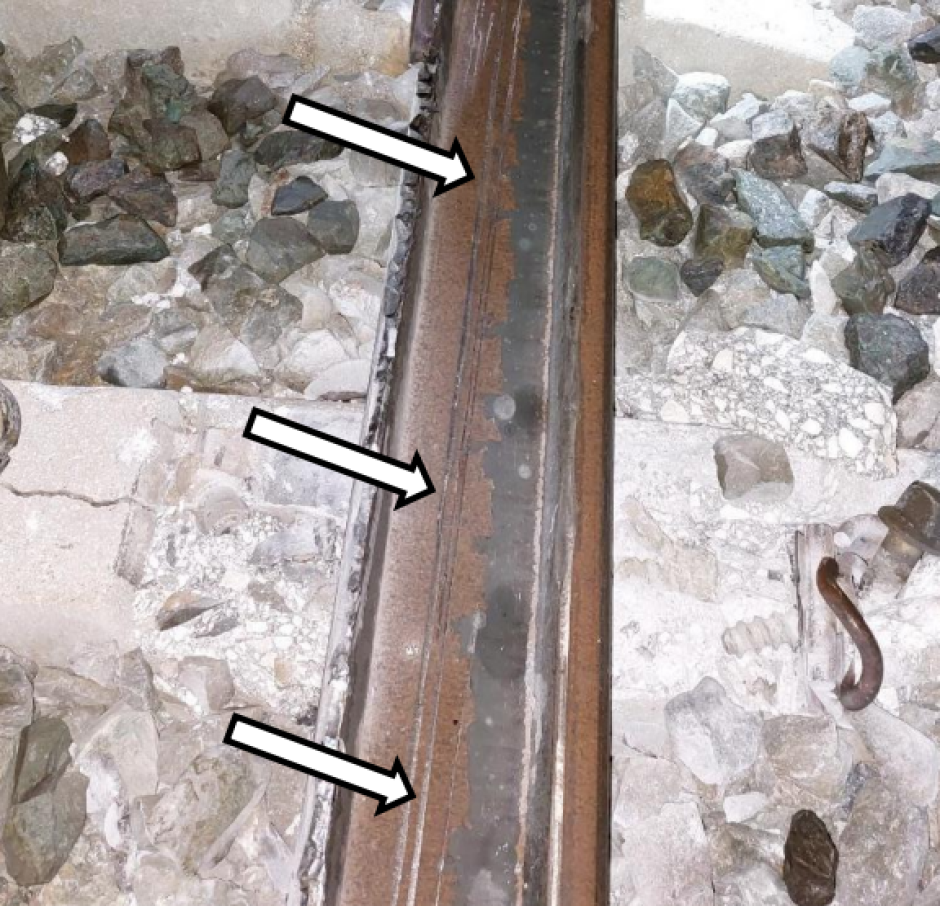 Carril tumbado hacia el exterior, tras el punto de rotura. Se observan en el alma del
carril huellas de paso de ruedas del tren.