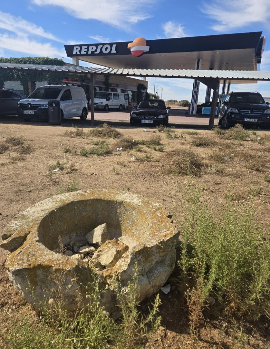 La pila se encuentra a escasos metros del aparcamiento