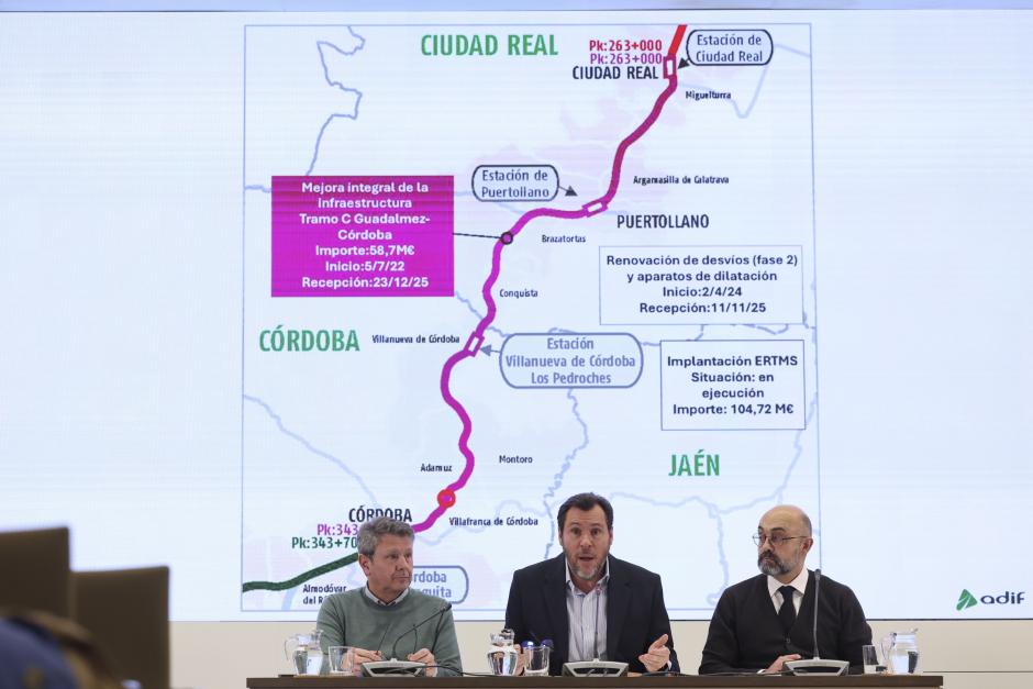 El ministro de Transportes y, a su izquierda, el presidente de Adif