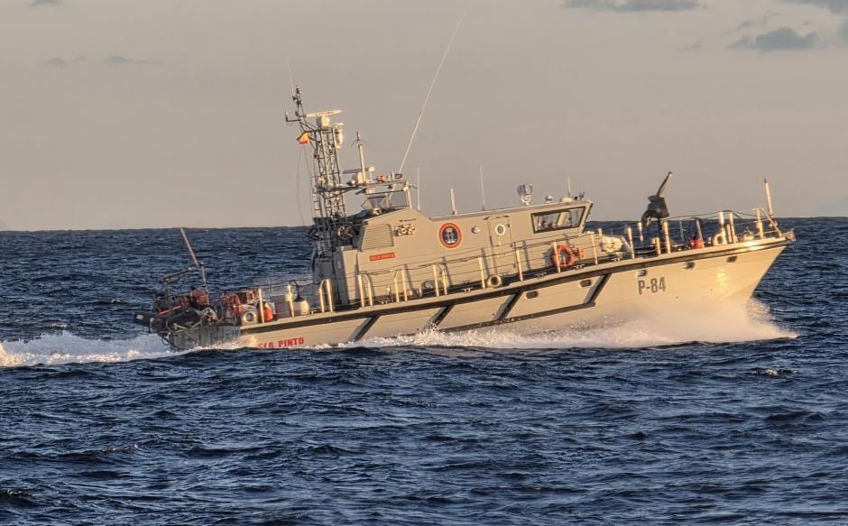El patrullero Isla Pinto efectúa actividades de verificación y control del tráfico marítimo