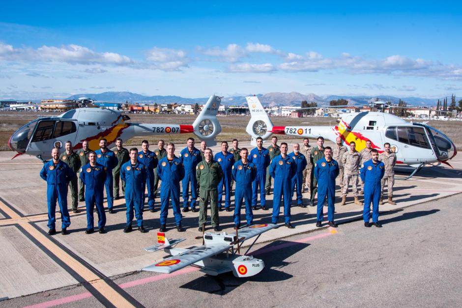 El equipo de la Patrulla Aspa del Ejército del Aire y del Espacio, al completo