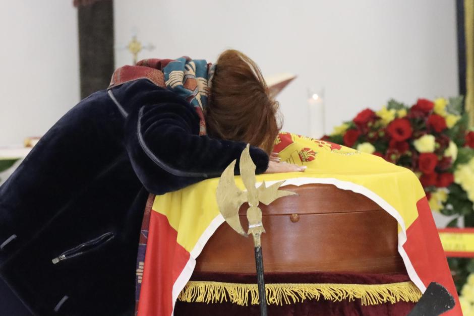 La madre del capitán Álvaro García Jiménez llora junto al ataúd