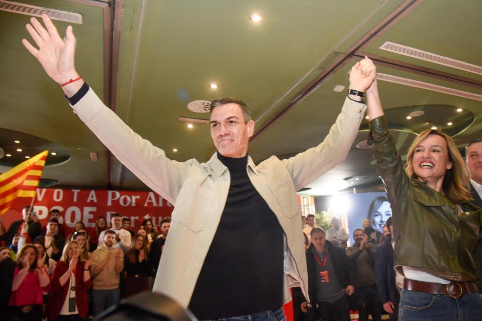 El presidente del Gobierno y líder del PSOE, Pedro Sánchez (i), participa en un acto electoral en Huesca para respaldar a la candidata socialista a la presidencia de Aragón, Pilar Alegría, en el primer fin de semana de campaña