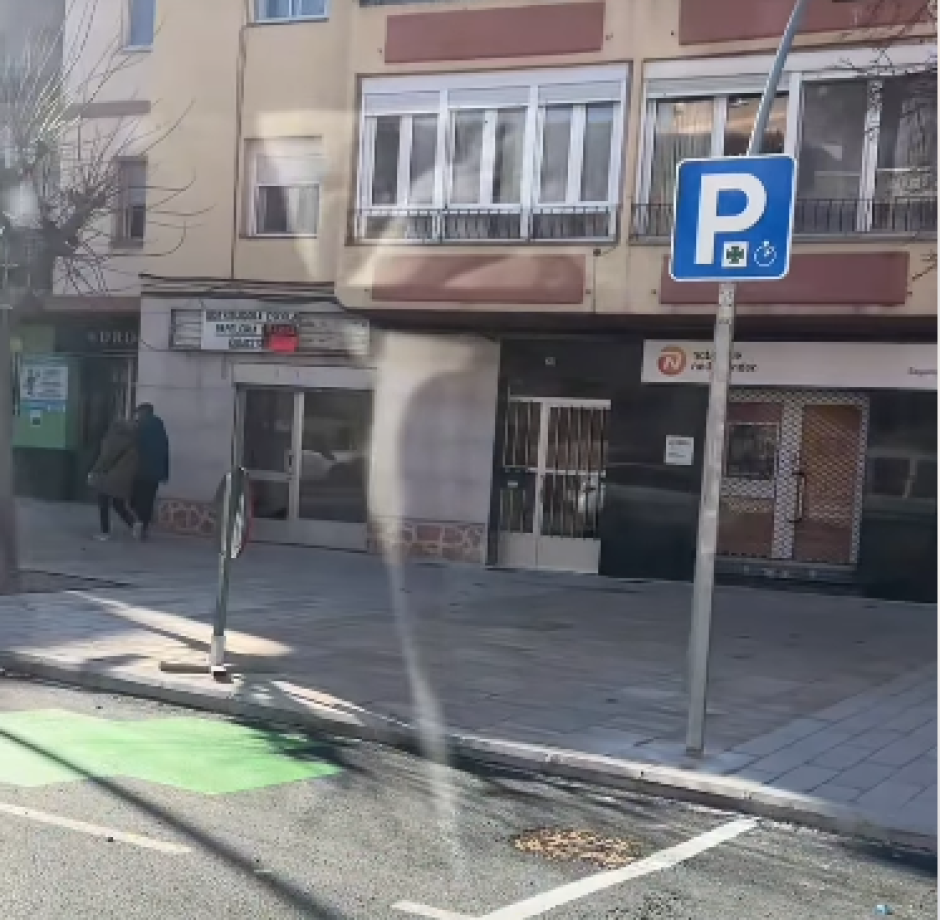 Esta señal siempre acompaña a una cruz verde en una plaza de aparcamiento