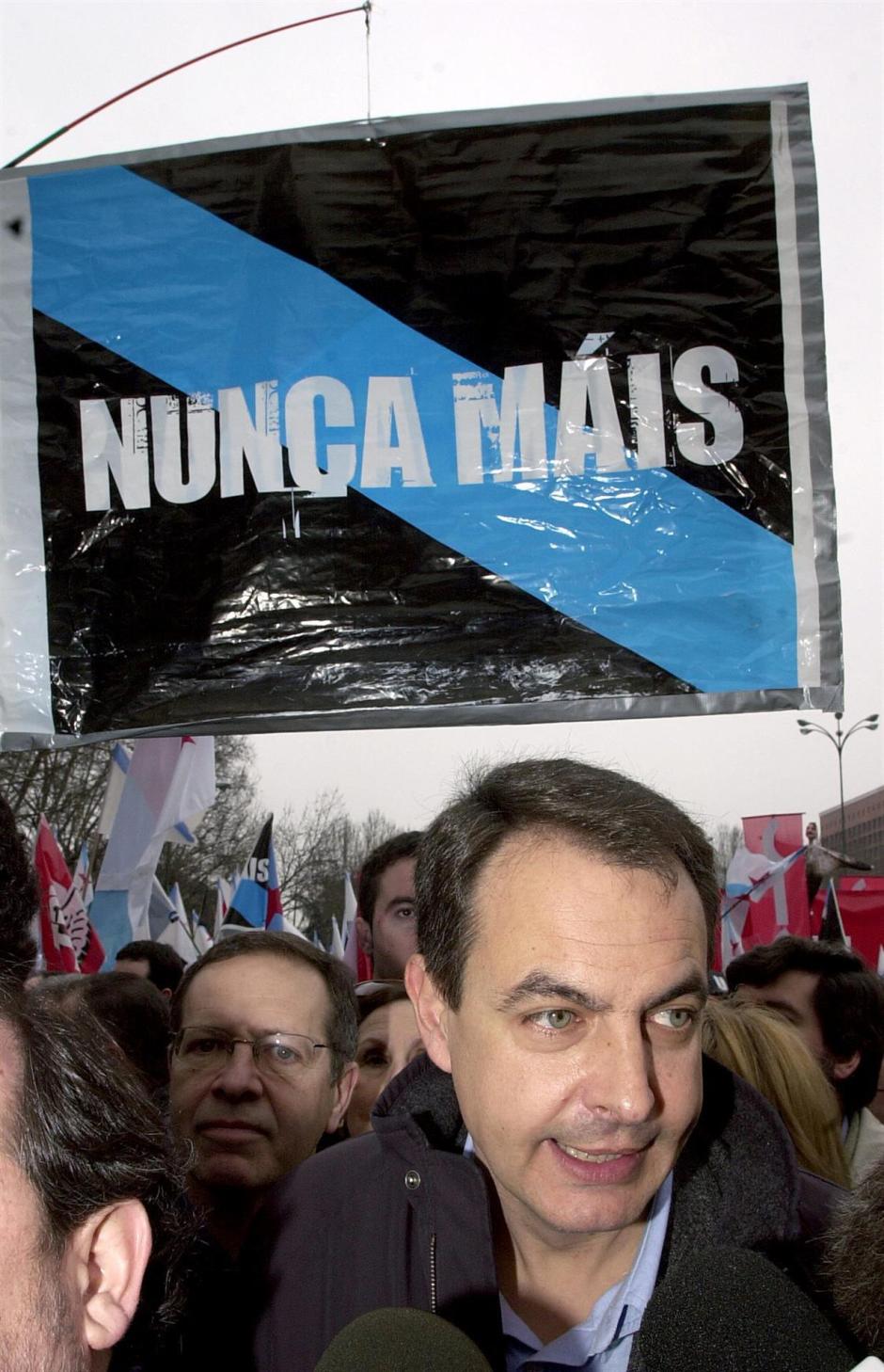 José Luis Rodríguez Zapatero en una de las manifestaciones contra el PP por el Prestige