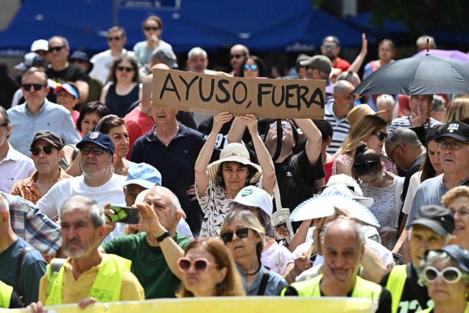 Manifestación celebrada en junio de 2025 contra Ayuso por las muertes en las residencias de Madrid durante la pandemia