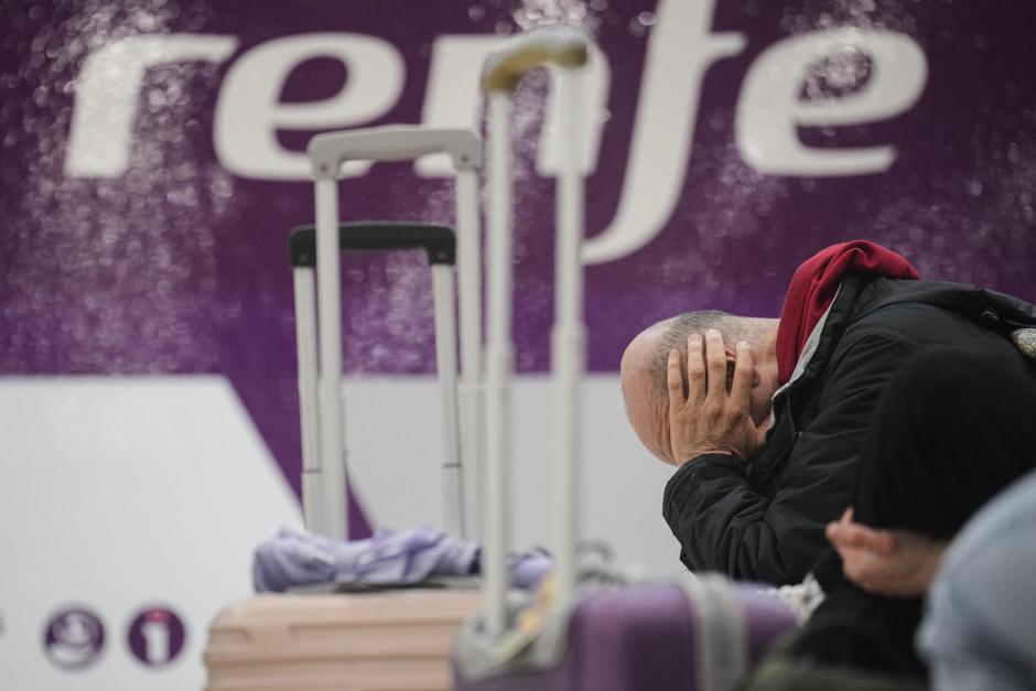 Pasajeros en la estación de Paseo de Gracia de Barcelona, este sábado
