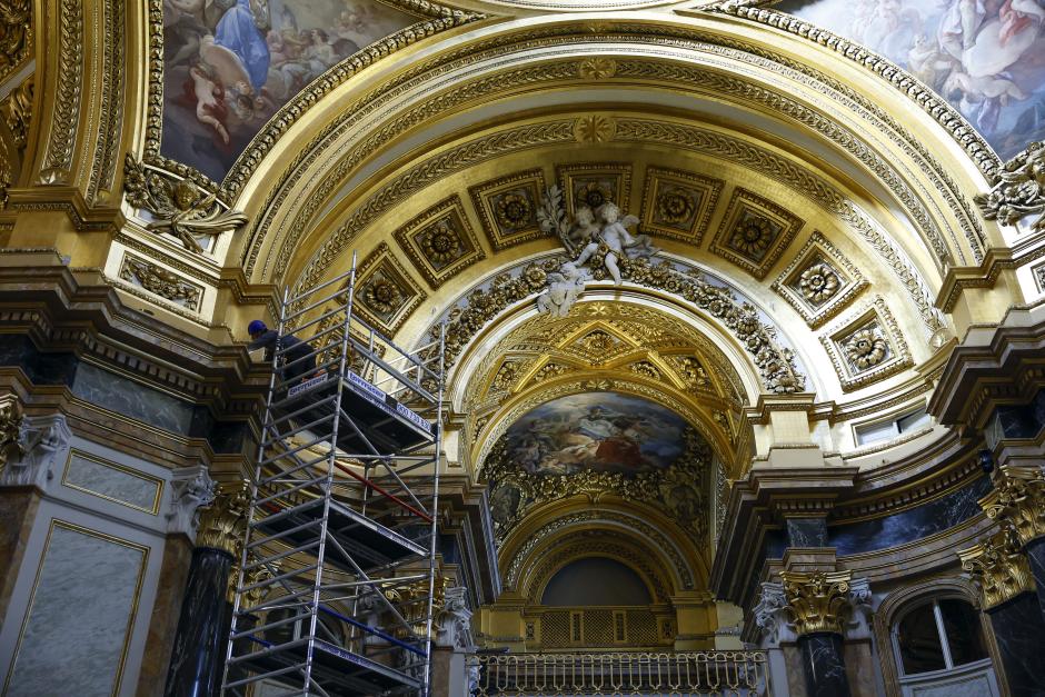 MADRID, 26/01/2026.- Vista de la Capilla del Palacio Real de Madrid. La Capilla del Palacio Real de Madrid se encuentra tomada por operarios que, entre múltiples andamios, se afanan en trabajos contra reloj para terminar una nueva iluminación que permitirá resaltar la grandilocuente y barroca decoración de la cúpula, bóvedas, bovedillas, arcos, frescos, esculturas y molduras que abarrotan la sala. EFE/ Mariscal