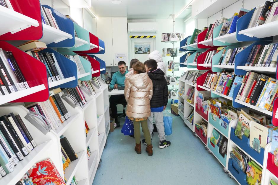 Escolares del centro escolar de Villalba de los Alcores escogen sus lecturas en el bibliobús