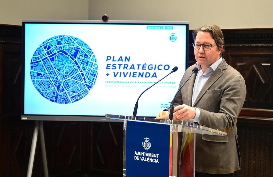 Imagen tomada este lunes del concejal de Urbanismo de Valencia, Juan Giner, durante la presentación de nuevaas medidas en materia de vivienda