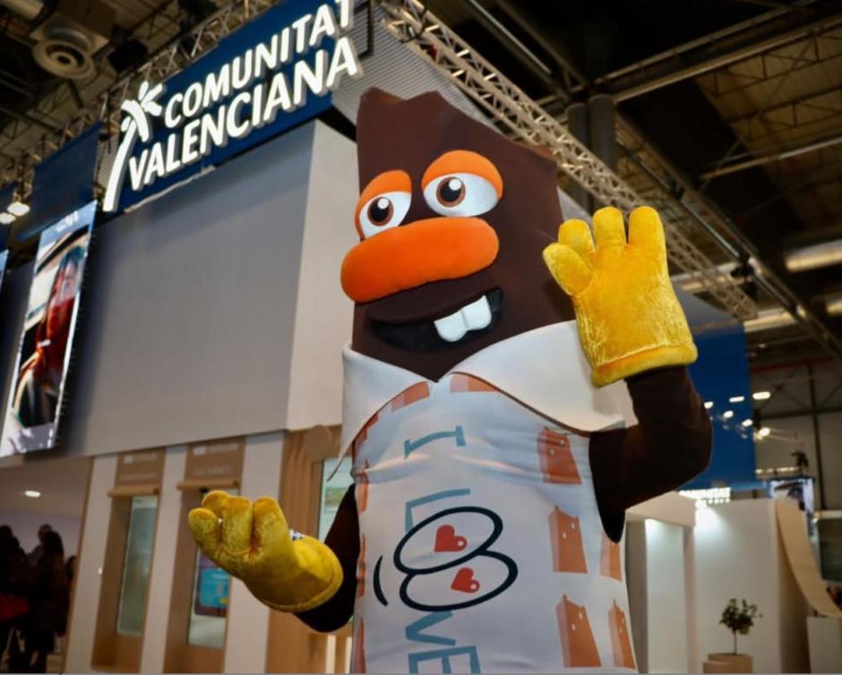 Mascota de la Feria de Chocolate de Torrent en su presentación en Fitur 2026