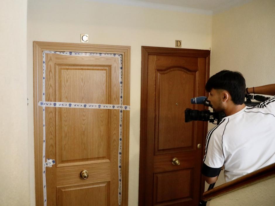 Un reportero gráfico, en el exterior de la vivienda donde un hombre mató a su mujer, en Béjar