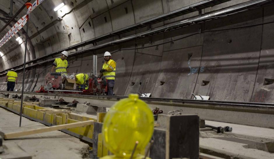 Varios operarios trabajan en las vías de Metro de Madrid