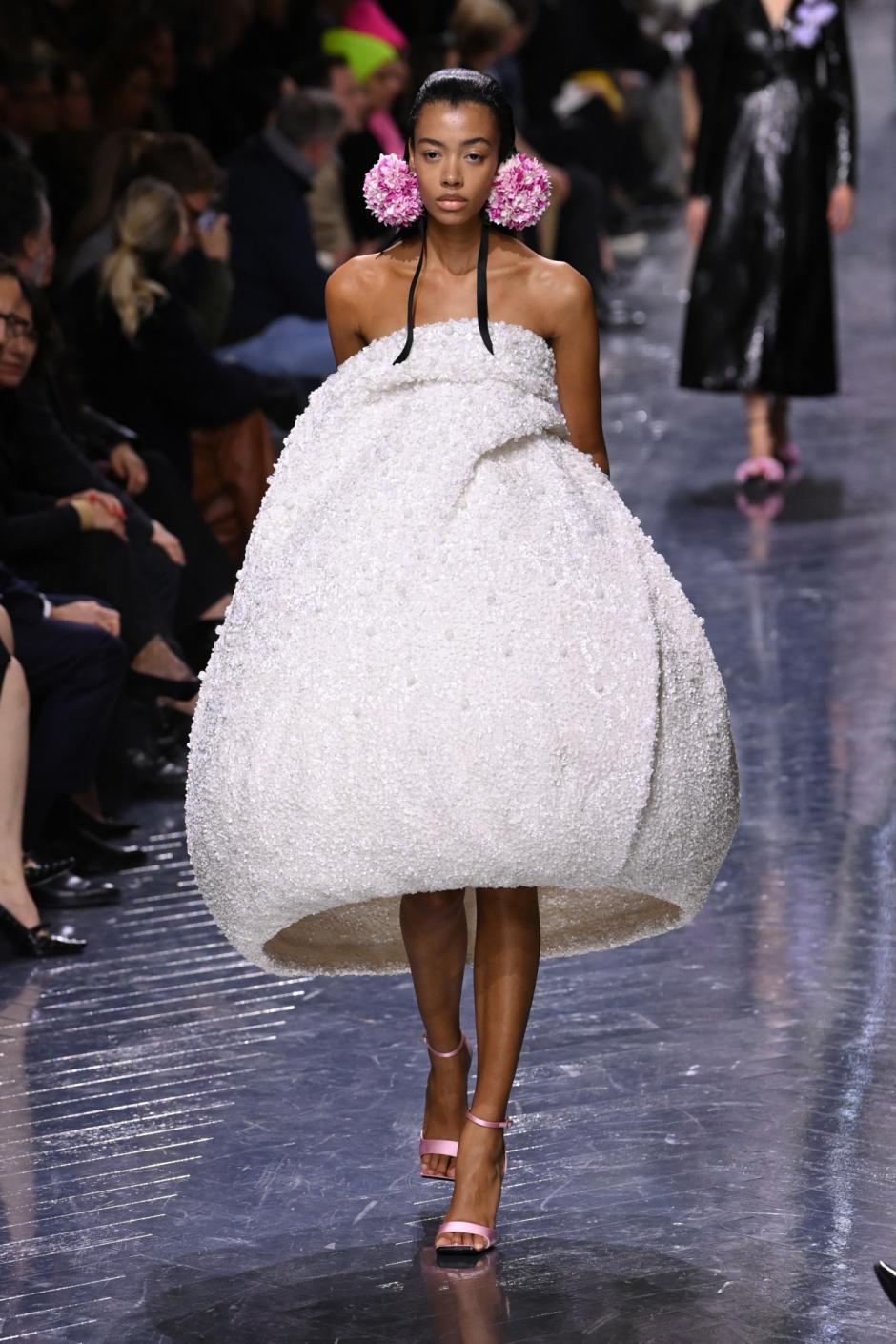 Modelo en el desfile de Christian Dior en París