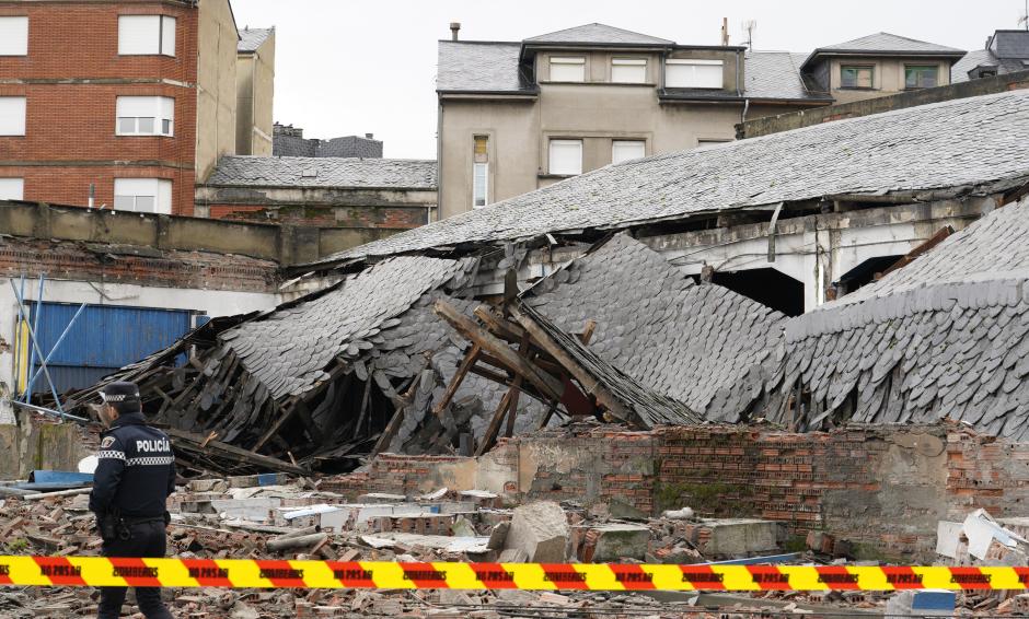 Derrumbe del antiguo edificio garaje Garnelo en el centro de Ponferrada