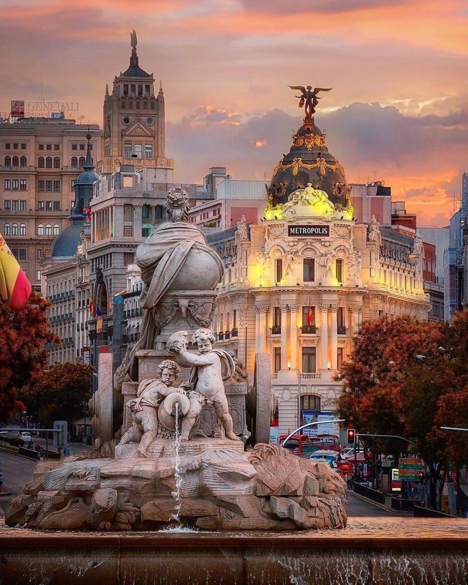 La Cibeles mira hacia el edificio Metrópolis