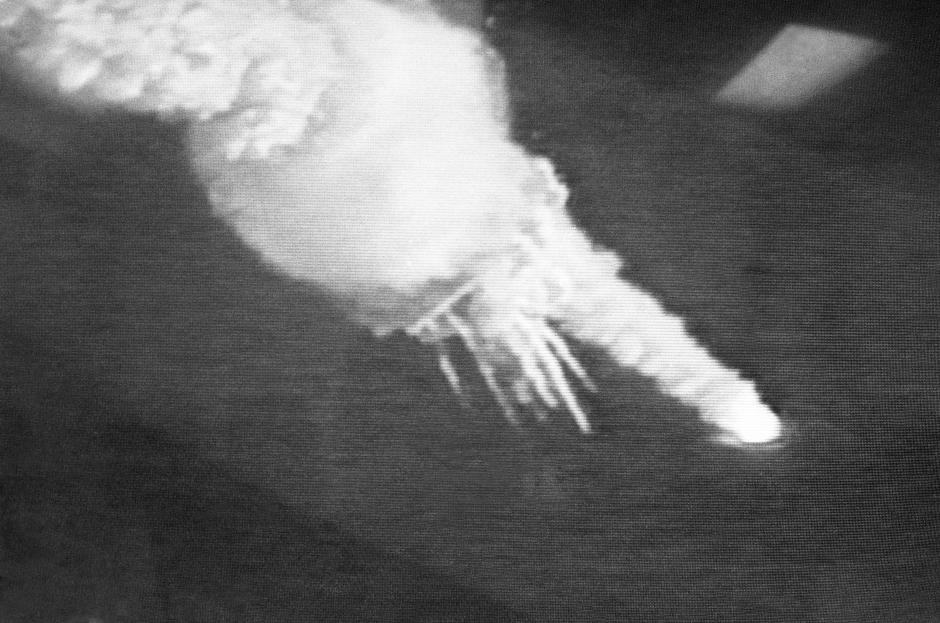 Imagen televisada del Accidente del Transbordador espacial Challenger, desintegrándose a 73 segundos de su lanzamiento y provocando la muerte de los siete miembros de la tripulación. EFE