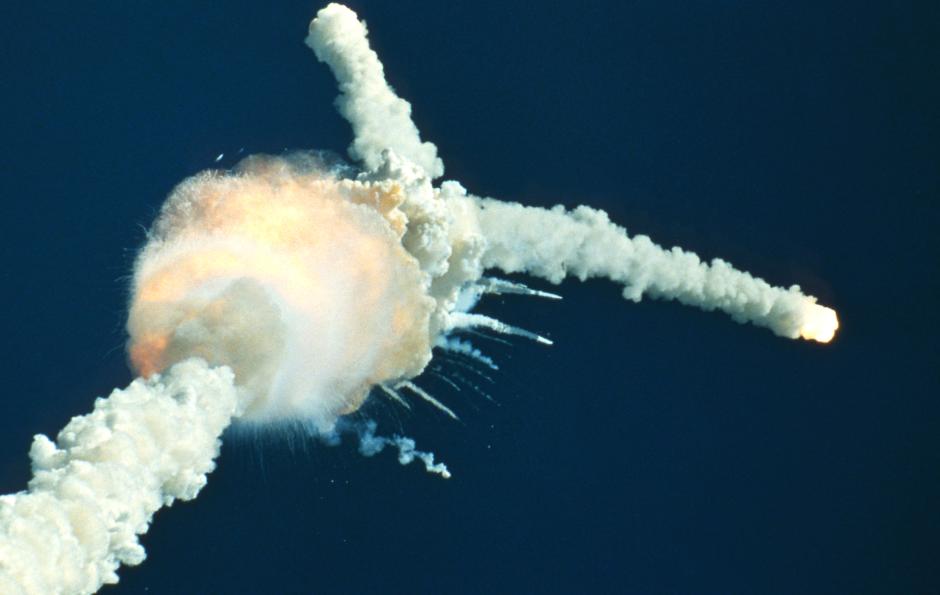 Imagen televisada del Accidente del Transbordador espacial Challenger, desintegrándose a 73 segundos de su lanzamiento y provocando la muerte de los siete miembros de la tripulación