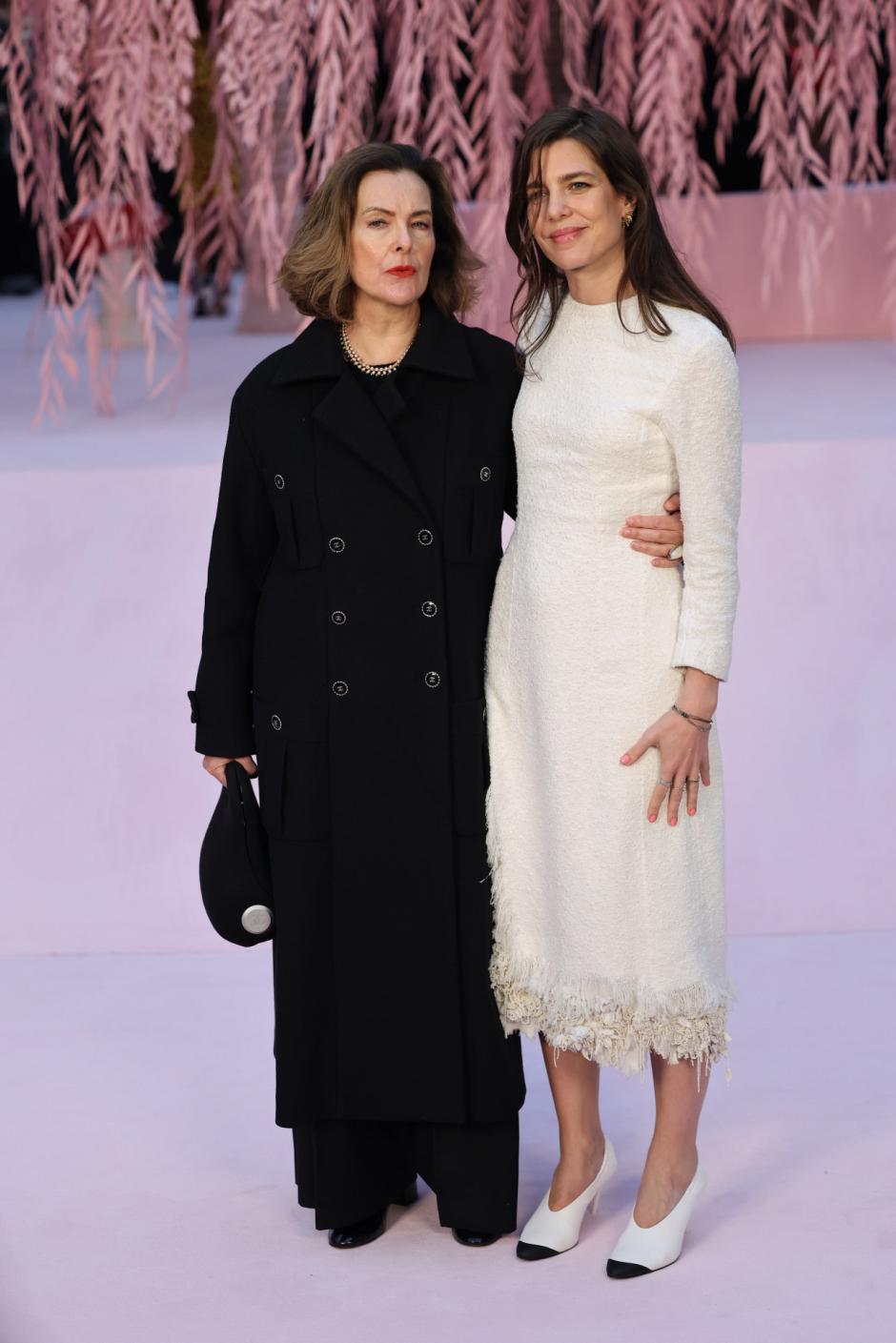 Carole Bouquet y su exnuera Carlota Casiraghi  en Chanel en París