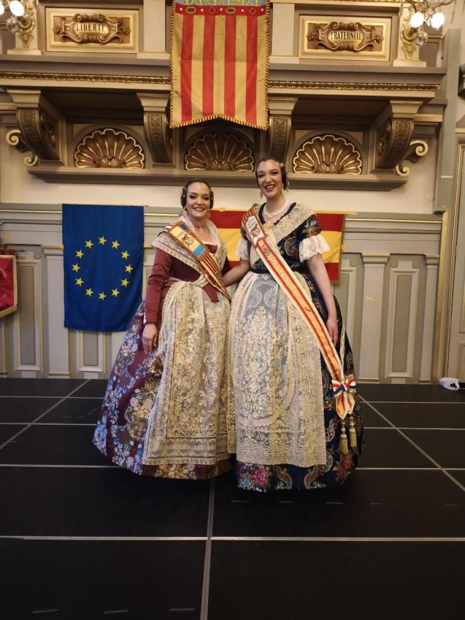 Imagen de María Pastor, fallera mayor de París 2025, con Teresa Rodríguez, fallera mayor de París 2026.