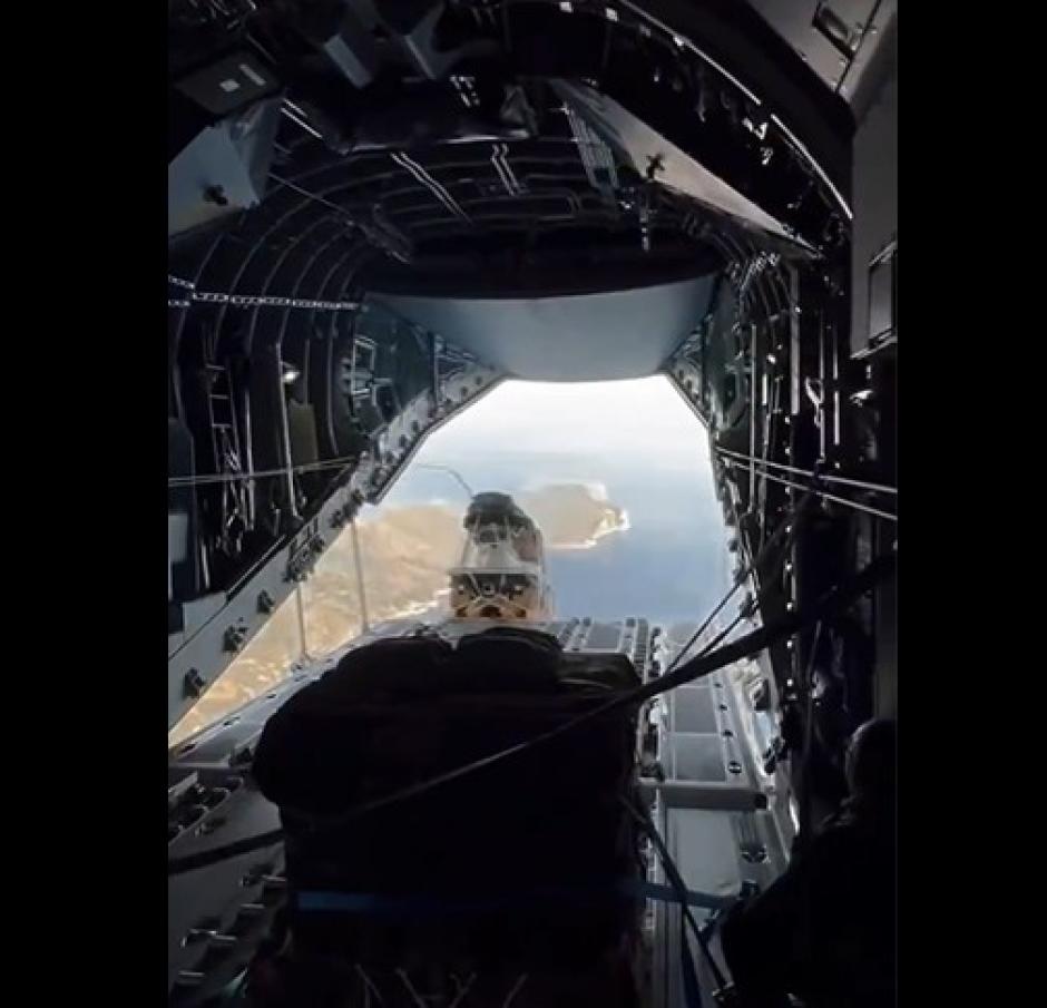 Momento del lanzamiento de una moto de agua desde un -A400M