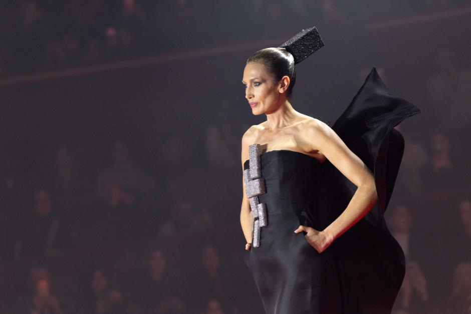 Nieves Álvarez  en el desfile de  Rolland