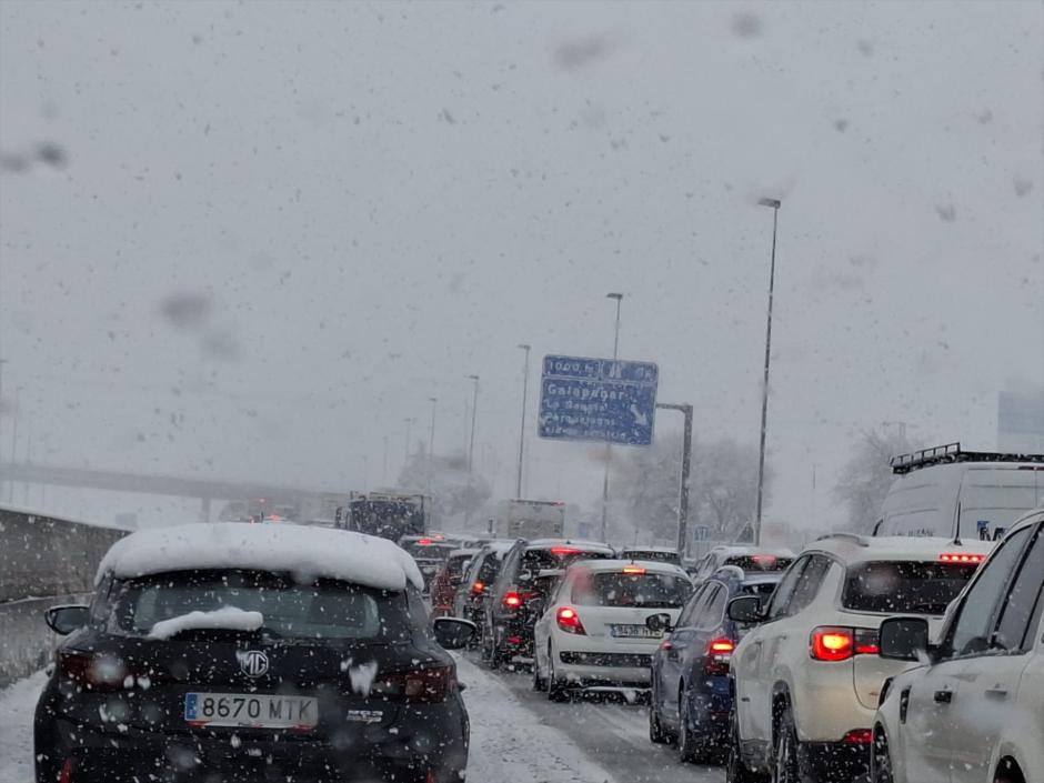 Vehículos parados en la A-6 por la nieve