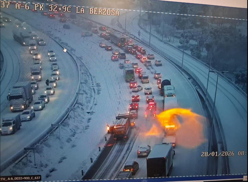 Vista de la carretera nevada a primera hora a la altura de La Berzosa, Madrid