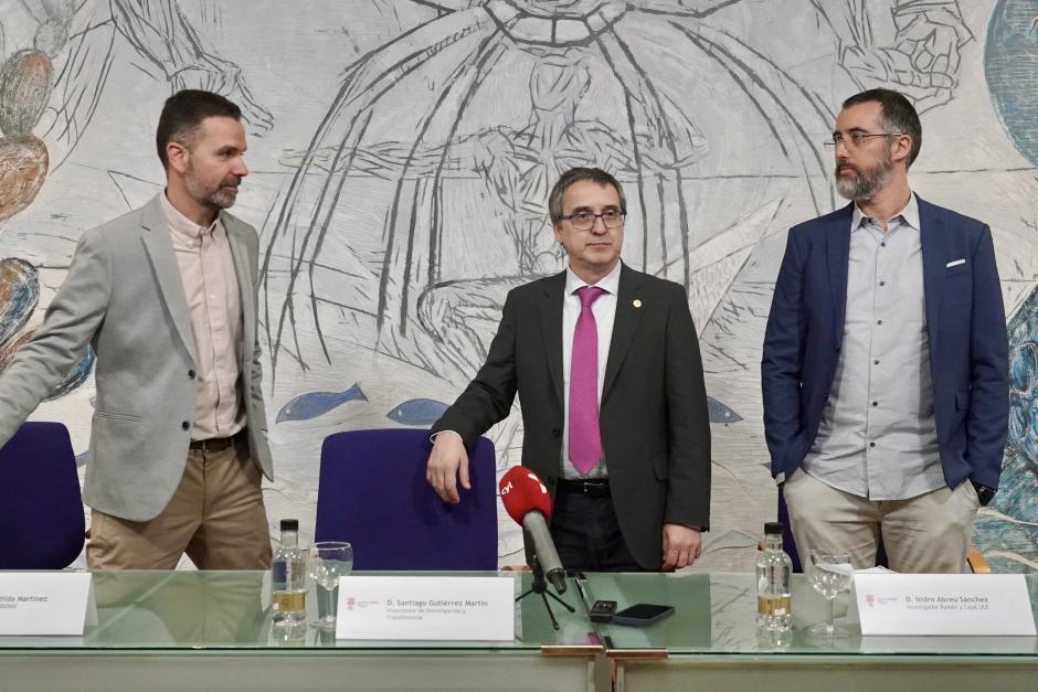 El vicerrector de Investigación y Transferencia, Santiago Gutiérrez, y el director del Instituto de Biología Molecular, Genómica y Proteómica, Hugo Mélida, acompañan al nuevo investigador Ramón y Cajal de la Universidad de León, Isidro Abreu Sánchez