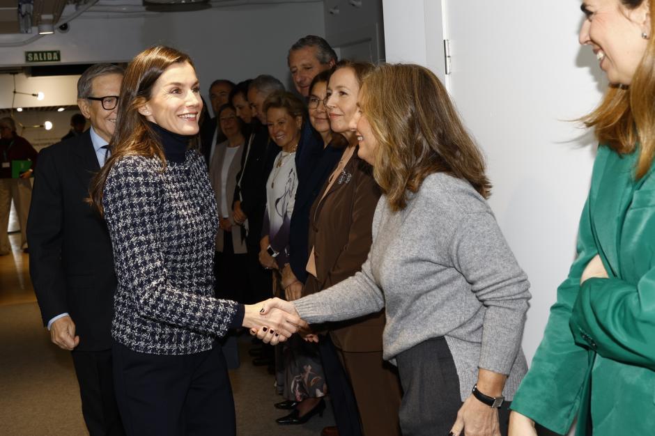 La Reina recibe el saludo de la directora general de la AECC, Isabel Orbe