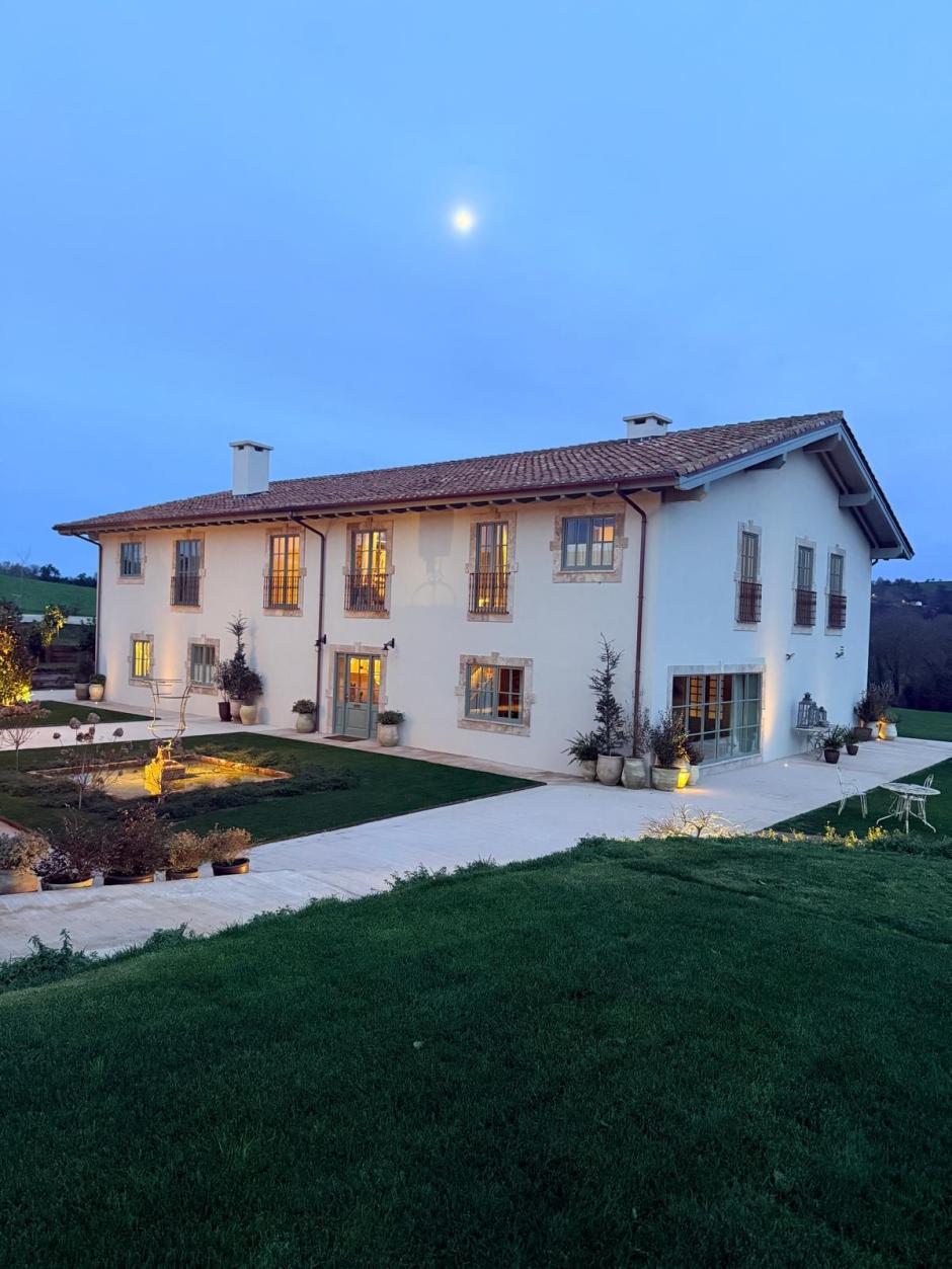 La Casería de la Mar iluminada