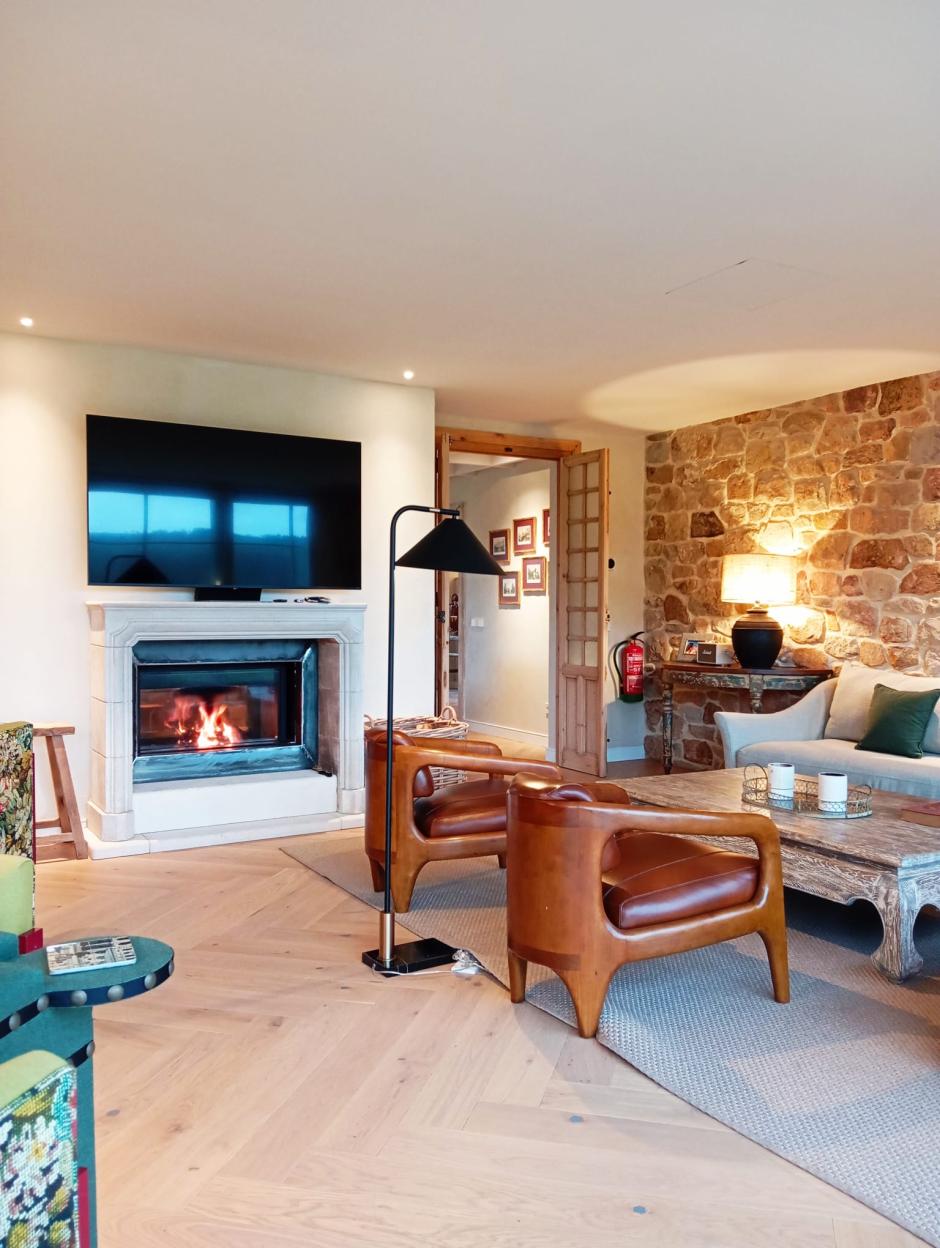 Salón con chimenea de la Casería de la Mar