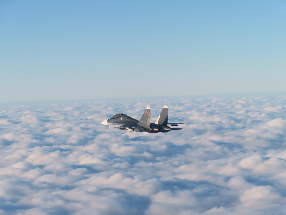 Caza de combate ruso interceptado por F-18 españoles