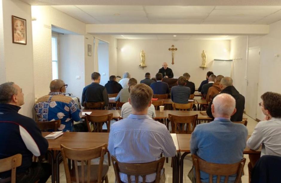 Un monje impartiendo una charla en un curso de retiro