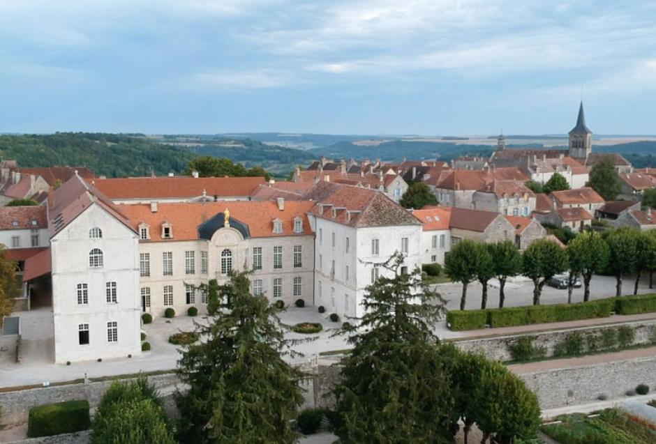 Fachada exterior de la abadía San José de Clairval