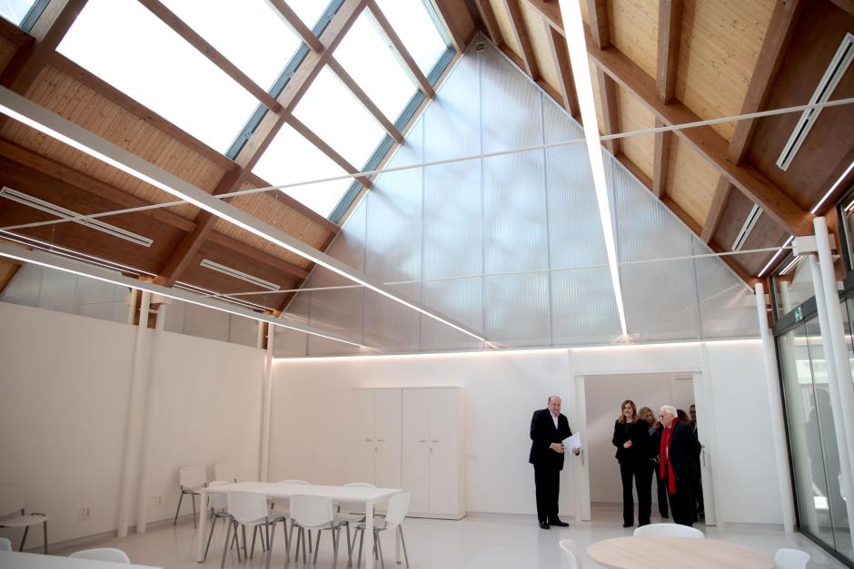 Imagen del padre Ángel y María José Catalá visitando el nuevo proyecto de Mensajeros de la Paz en Valencia.