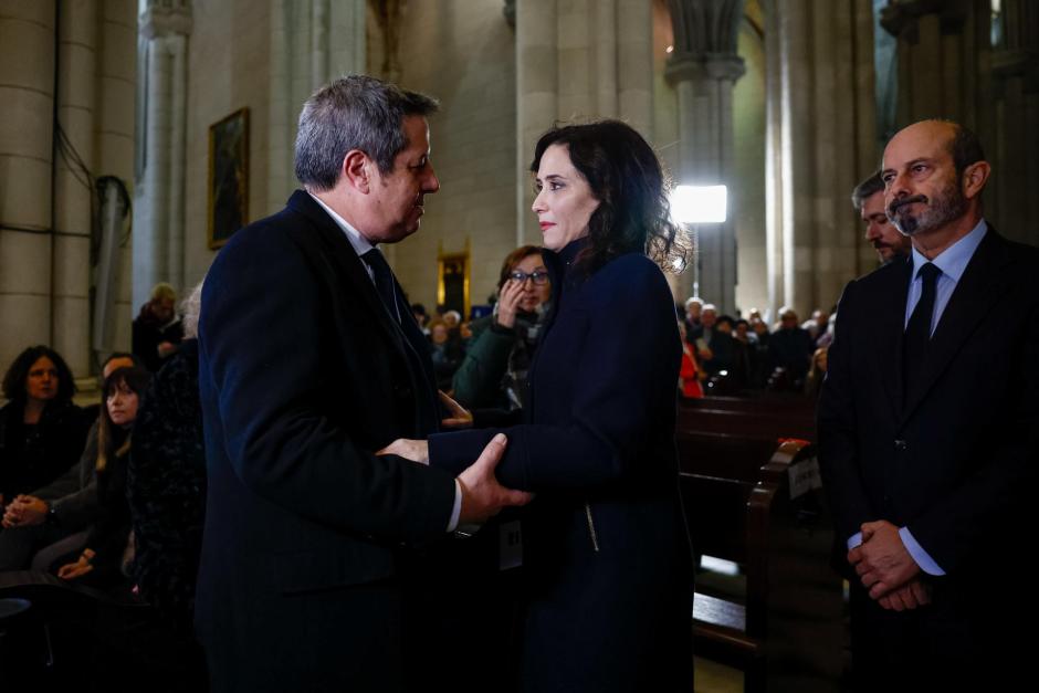 Ayuso saluda a uno de los familiares de las víctimas de Adamuz