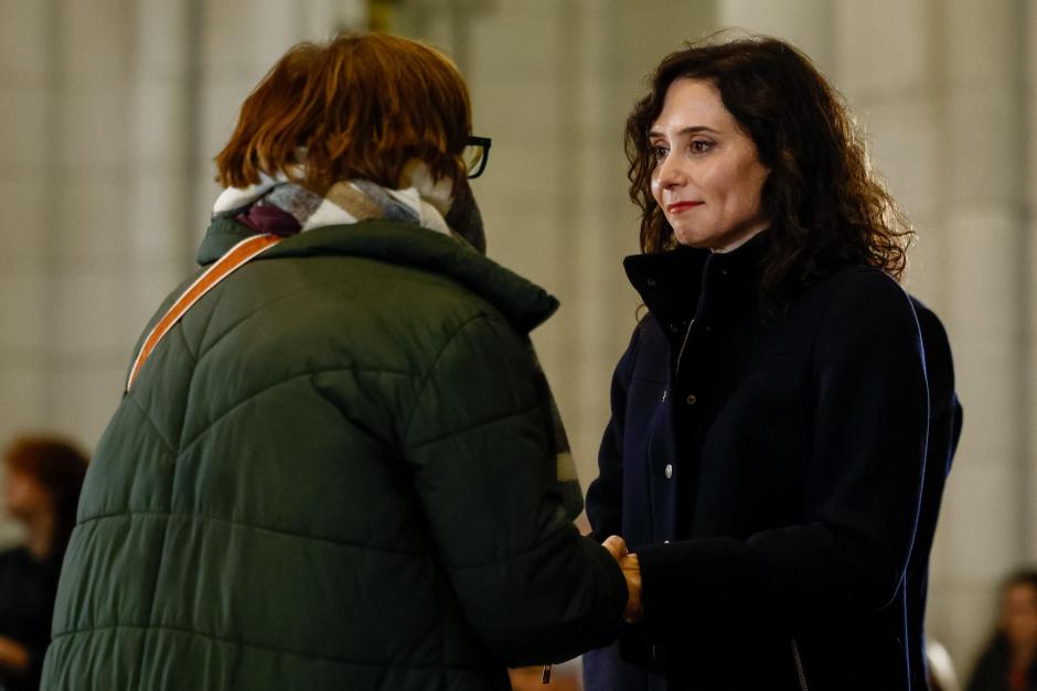 Ayuso da el pésame a una mujer, familiar de las víctimas de Adamuz