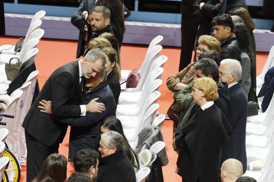 Don Felipe abraza a una de las víctimas